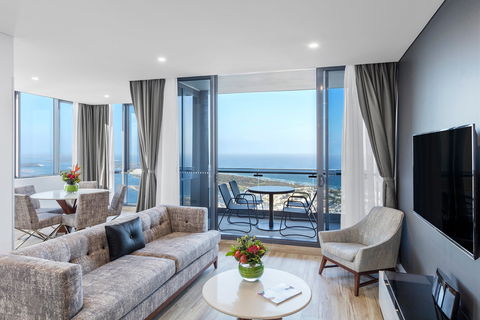 Meriton Suites Southport - Coogee Beach Accommodation 1