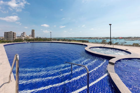 Meriton Suites Southport - Coogee Beach Accommodation 2