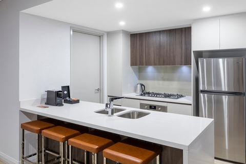 Meriton Suites Southport - Coogee Beach Accommodation 3