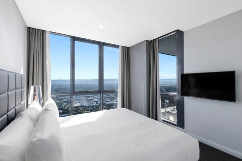 Meriton Suites Southport - Coogee Beach Accommodation 4