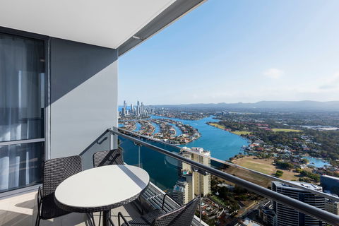 Meriton Suites Southport - Coogee Beach Accommodation 5