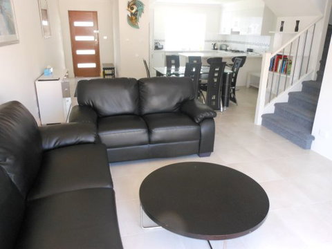 Oaklands Junction - Coogee Beach Accommodation 1