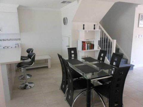 Oaklands Junction - Coogee Beach Accommodation 2