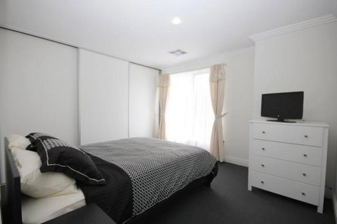 Oaklands Junction - Coogee Beach Accommodation 3