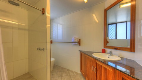 Sky View Units - Coogee Beach Accommodation 3
