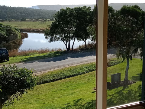 Butler's Bend Holiday Villa - Coogee Beach Accommodation 6