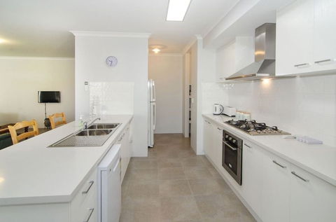 Fairway Isle - Coogee Beach Accommodation 3