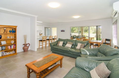 Fairway Isle - Coogee Beach Accommodation 4