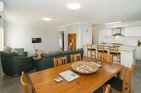Fairway Isle - Coogee Beach Accommodation 5