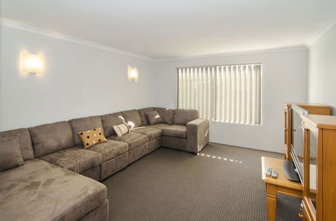 Fairway Isle - Coogee Beach Accommodation 6