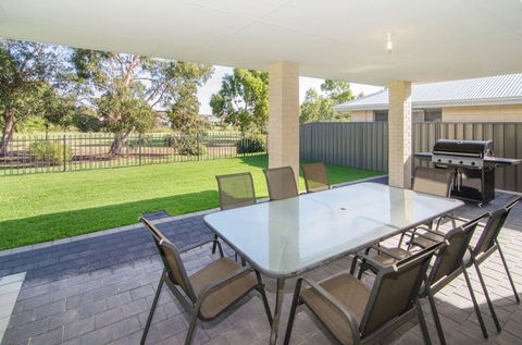 Fairway Isle - Coogee Beach Accommodation 8