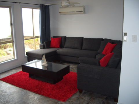 Sittin On The Beach - Coogee Beach Accommodation 4