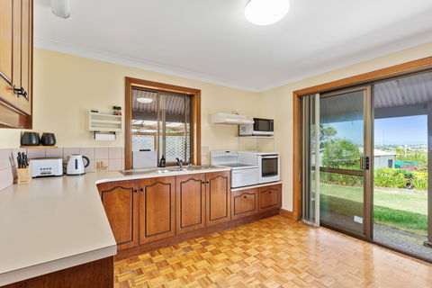 Century21 SouthCoast: Reef & Vines Port Noarlunga - Coogee Beach Accommodation 2