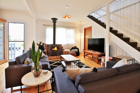 Hudson Bay At Basin View - Coogee Beach Accommodation 0