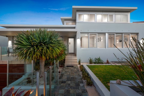 Elanora - Coogee Beach Accommodation 0