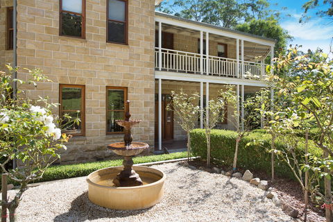 Le Chateau - Coogee Beach Accommodation 0