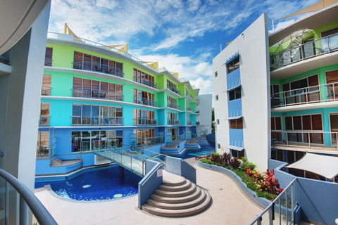 Rolling Surf Resort - Coogee Beach Accommodation 1