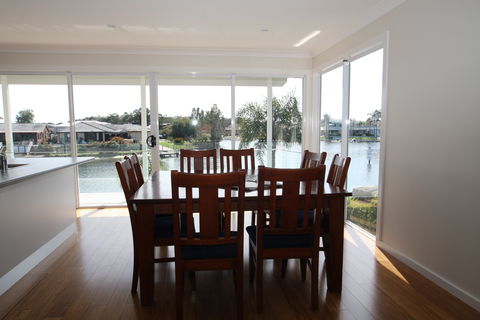 Waterfront Holiday Home - Coogee Beach Accommodation 2