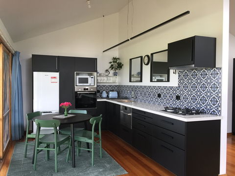 Black Cockatoo Cottages - Coogee Beach Accommodation 2