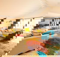 Canal Elegance in Yunderup