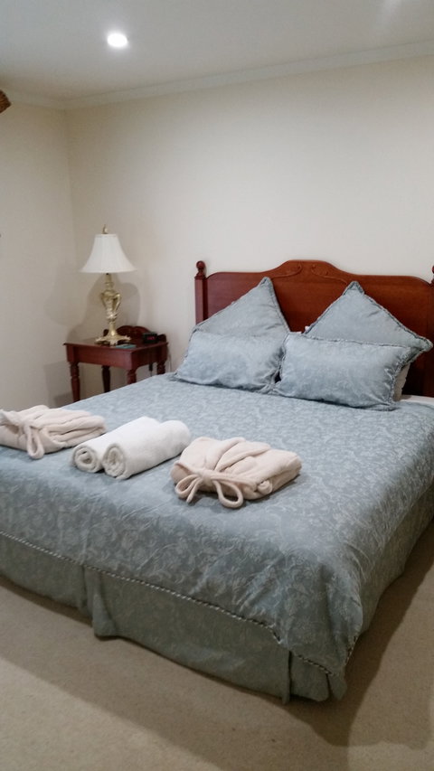 Carolynnes Cottages - Blue Wren Cottage - Coogee Beach Accommodation 0