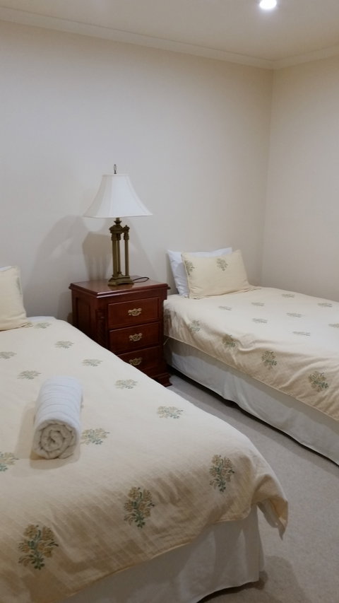 Carolynnes Cottages - Blue Wren Cottage - Coogee Beach Accommodation 1