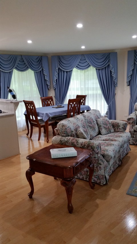 Carolynnes Cottages - Blue Wren Cottage - Coogee Beach Accommodation 2