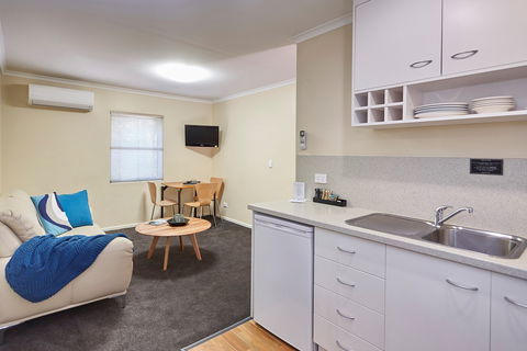 Elphin  Motel & Serviced Apartments - Coogee Beach Accommodation 2