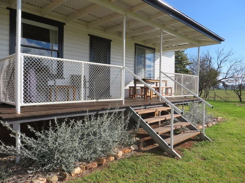 Killcare Cottage - Coogee Beach Accommodation 0