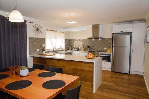 Port Albert Waterview Retreat - Coogee Beach Accommodation 1