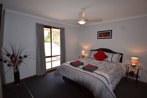 Riverbush Cottages - Coogee Beach Accommodation 2