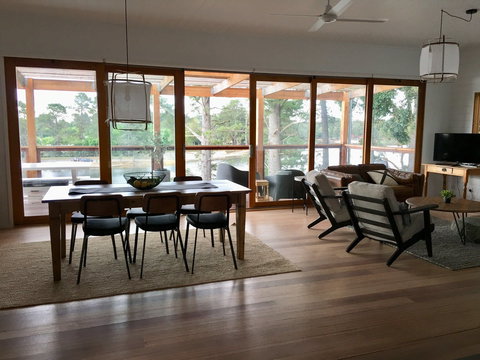 The Lakehouse Beechworth - Coogee Beach Accommodation 2