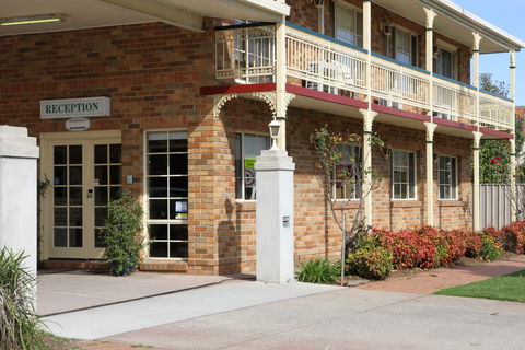 Grand Manor Motor Inn - Coogee Beach Accommodation 0