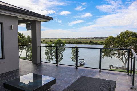 River Devine  White Sands Murray Bridge - Coogee Beach Accommodation 0