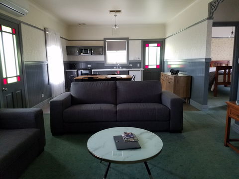 Wagga Wagga Country Cottages - Coogee Beach Accommodation 0