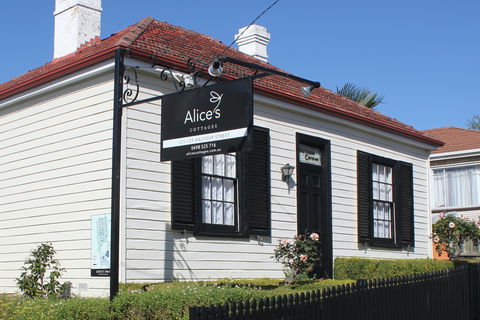 Alice's Cottages - Coogee Beach Accommodation 0