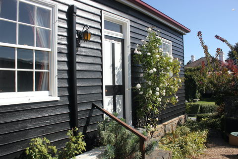 Alice's Cottages - Coogee Beach Accommodation 1