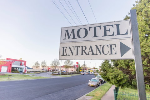 Bathurst Motor Inn - Coogee Beach Accommodation 0