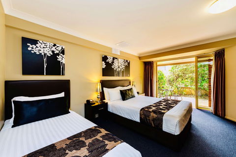 Best Western PLUS Ambassador On Ruthven - Coogee Beach Accommodation 1