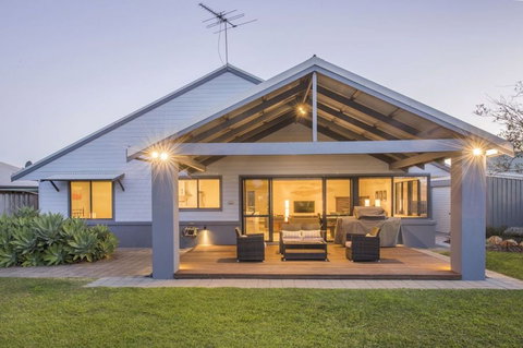 Dave's Digs - Coogee Beach Accommodation 0