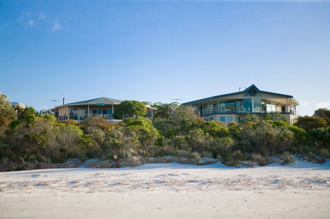 Island Beach Lodge - Coogee Beach Accommodation 0