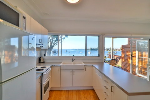 Lakefront Simplicity - Coogee Beach Accommodation 1