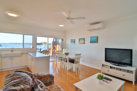 Lakefront Simplicity - Coogee Beach Accommodation 2
