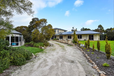 McKinnon's Holiday Home - Coogee Beach Accommodation 0