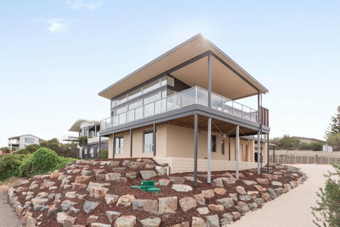Neighbour Avenue - Coogee Beach Accommodation 0