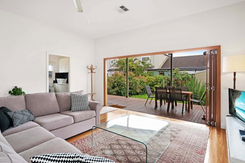 Newcastle Executive Homes - Cooks Hill Cottage - Coogee Beach Accommodation 0