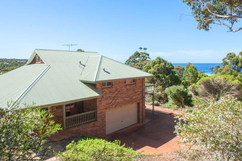 Ocean House - Coogee Beach Accommodation 0