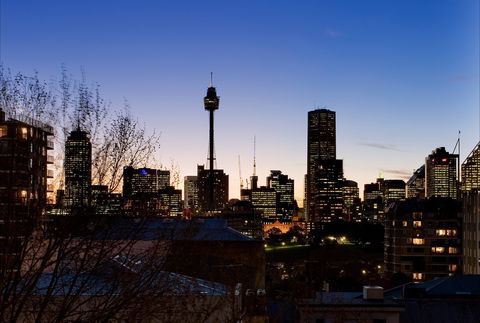 Overlooking The City's Silhouette - Coogee Beach Accommodation 2