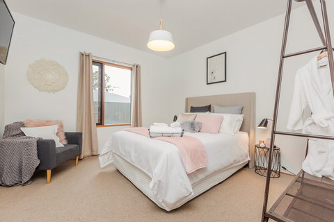 The Oak Nest Luxury Retreat - Coogee Beach Accommodation 1