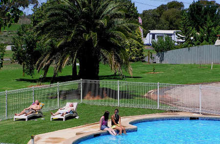 Swan Hill Holiday Park - Coogee Beach Accommodation 0
